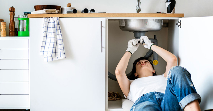 Trucos para destaquear tuberías y desagües